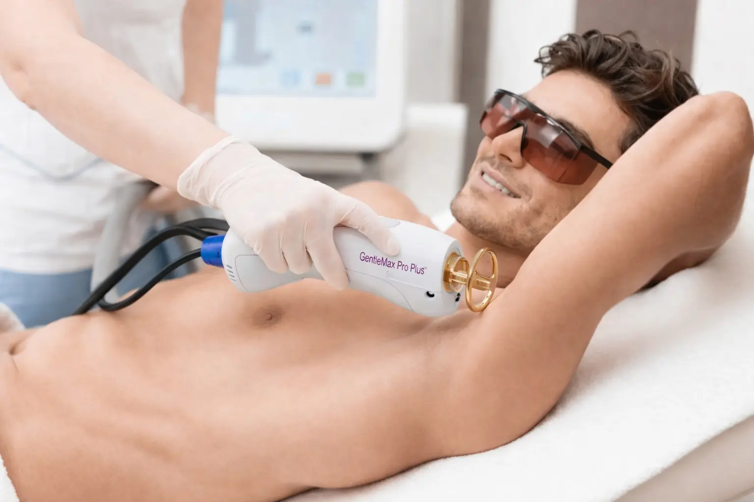 Trattamento di epilazione laser ascelle su ragazzo