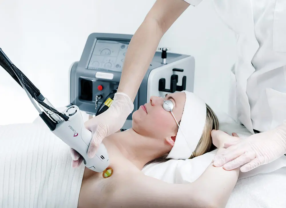 Seduta di epilazione definitiva con laser Alessandrite su paziente distesa